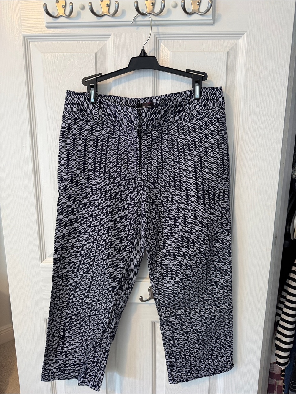 Rafaella Black & White Geometric Capris